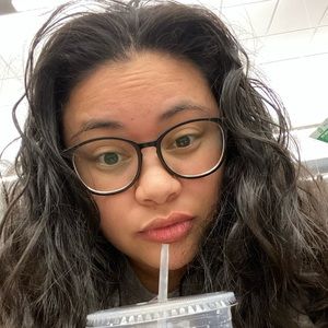 Meet your Posher, Desiree